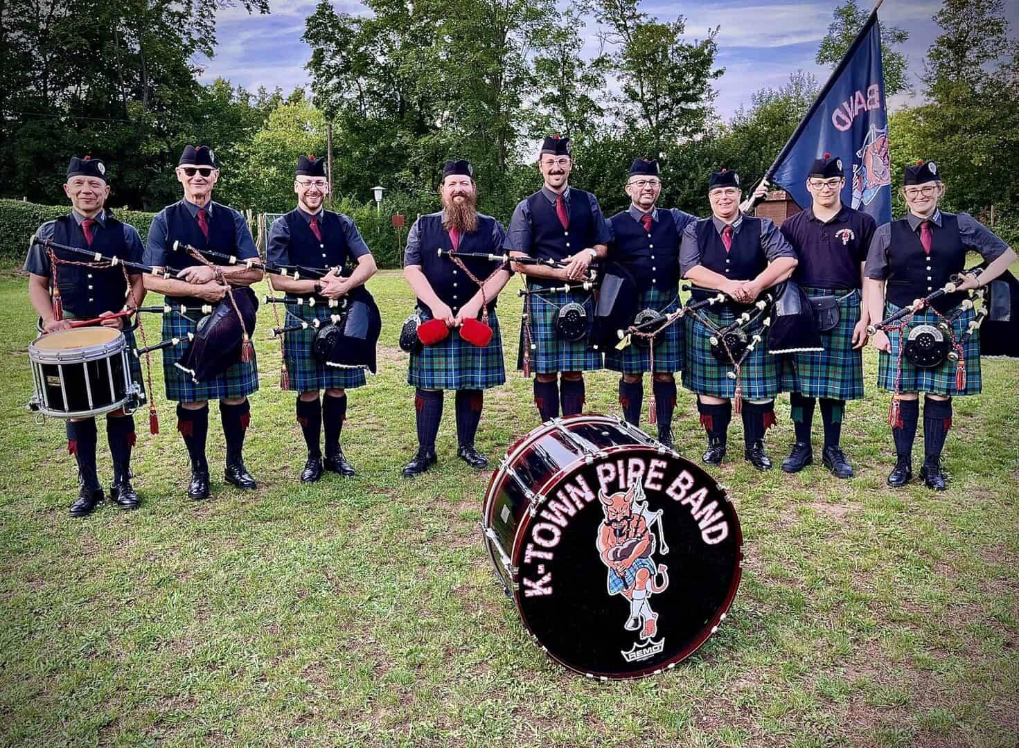 Traditionelle schottische Kilts und Dudelsäcke der K-Town Pipe Band bei einem Outdoor-Auftritt.